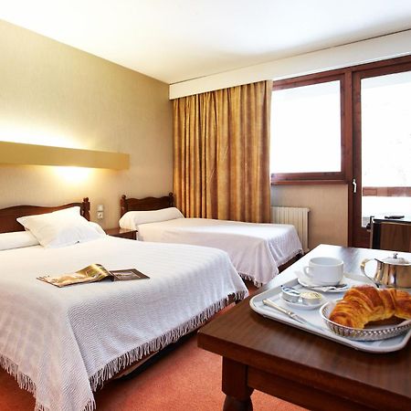 Hotel De Paris Bagnères-de-Luchon Zimmer foto