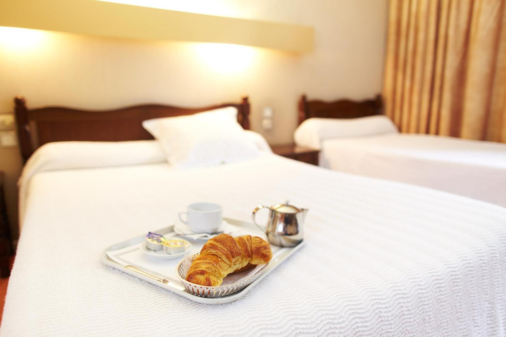 Hotel De Paris Bagnères-de-Luchon Zimmer foto