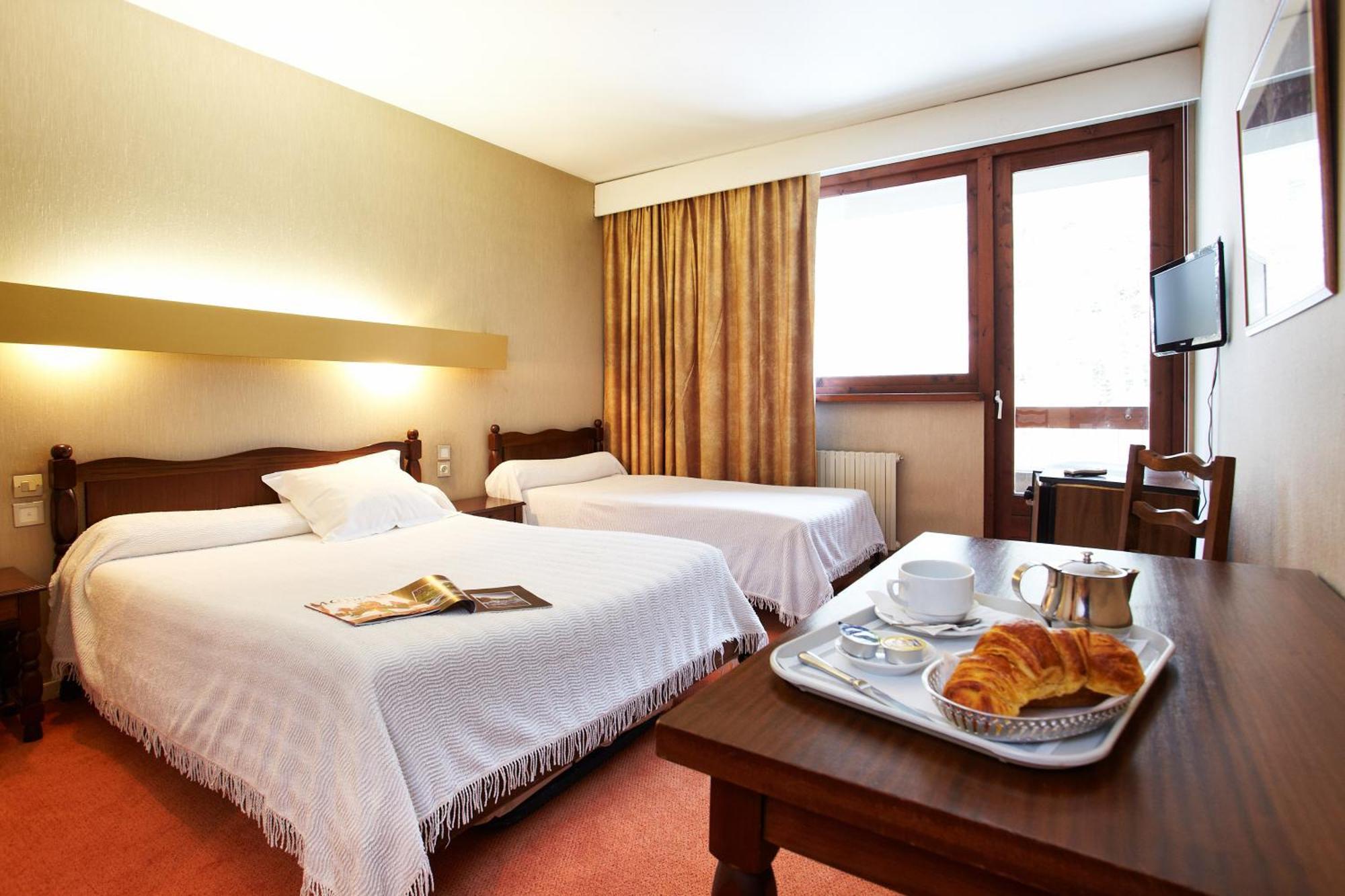 Hotel De Paris Bagnères-de-Luchon Zimmer foto